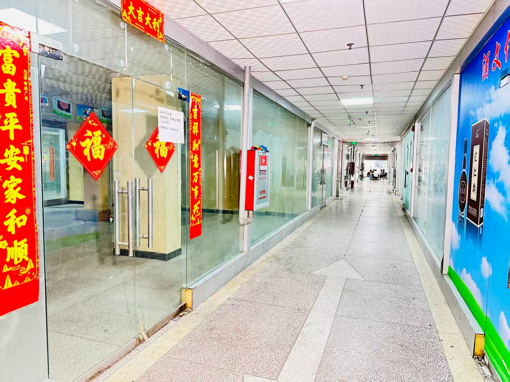 春城路园区位于洛阳市老城区春都路商贸核心区域，周边商业氛围成熟，交通便利，配套完善。依托传统副食品商贸资源，园区具备良好的经营基础和人气优势，是企业办公、商品展示、批发零售及创业发展的理想选择。